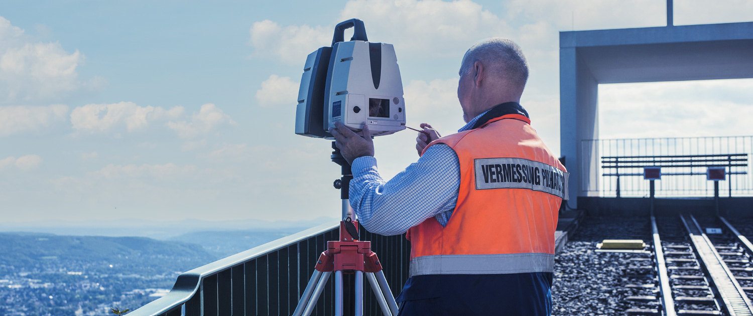 Ein Mitarbeiter von Pilhatsch Ingenieure stellt den Laserscanner ein